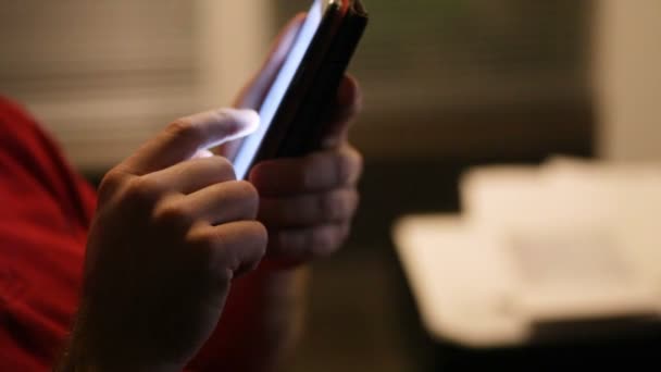 Hombre se para cerca de la ventana en la habitación del hotel y utiliza el teléfono inteligente — Vídeos de Stock