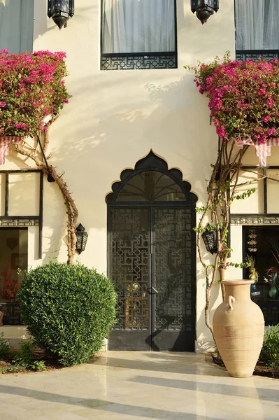 Porte sul palazzo con fiori in estate. Concetto di cultura e design marocchino e arabo — Foto Stock
