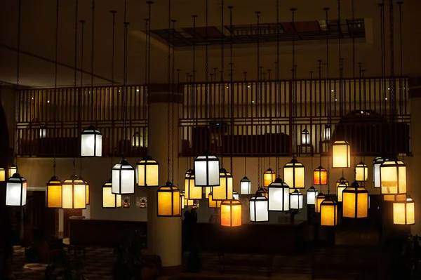 Nahaufnahme vieler gelber Vintage-Lampen im Café in der Nacht auf dunklem Hintergrund — Stockfoto