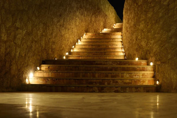 Krásné schody se žlutým světlem v noci v hotelu na tmavém pozadí — Stock fotografie