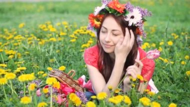 Çelenk ile güzel kadın çayır çiçek seçer. Bahar veya yaz sezonunda mutlu kadın. Ben bitkiler ile çalışmak için seviyorum