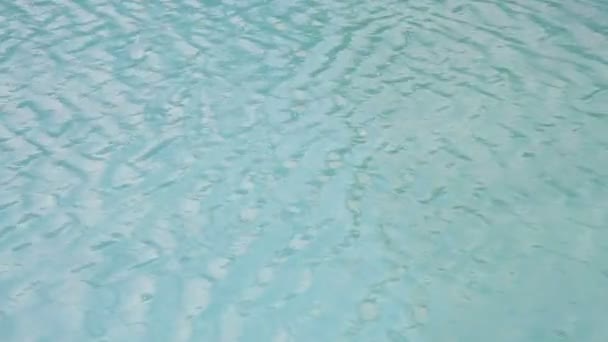 Vatten ytan textur, slow motion looping ren pool ringar och våg, refraktion av solljus uppifrån konsistens havs sidan vit sand, sol glans vatten slinga bakgrund — Stockvideo