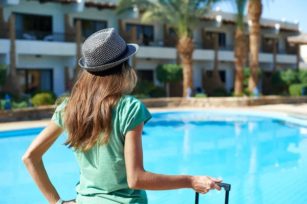 여행, 여름 휴가 및 휴가 개념-이집트에서 캐리어와 호텔 수영장 근처 산책 하는 아름 다운 여자 — 스톡 사진