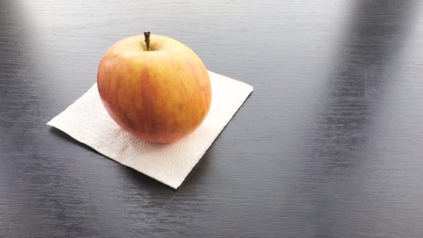 Hermosa manzana fresca está sobre la mesa. Concepn Close up 4K, espacio de copia — Vídeo de stock
