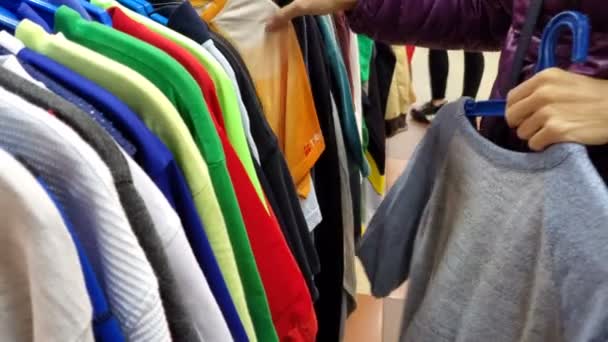 Elegante seniorenvrouw die plezier heeft met winkelen in kledingwinkel in de stad — Stockvideo