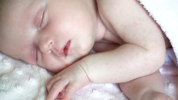 Yakın yeni doğan küçük kız bebek yatakta uyuyor, küçük bebeğin tatlı rüyalar, sağlıklı uyku. — Stok video