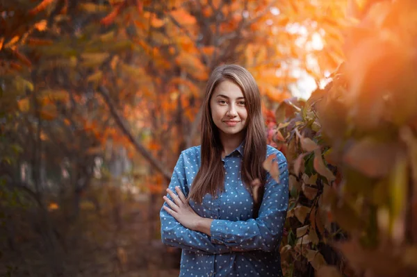 可爱美丽的微笑女人走在红色秋天公园 — 图库照片