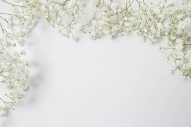 Metin için bir yer ile beyaz çiçekler rustik tarzı Kompozisyon kadar Mock. Düz lay, üstten görünüm fotoğraf mock up