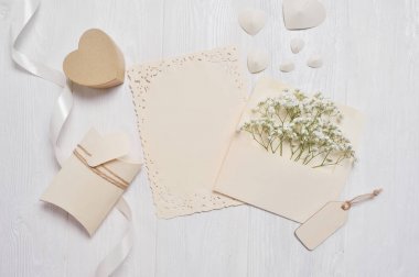 mockup mektup tebrik kartı üstten görünüm fotoğraf kadar alay St Sevgililer günü metin, düz için yer ile rustik tarzda yatıyordu, bir pensil ve hediye kutusu ile