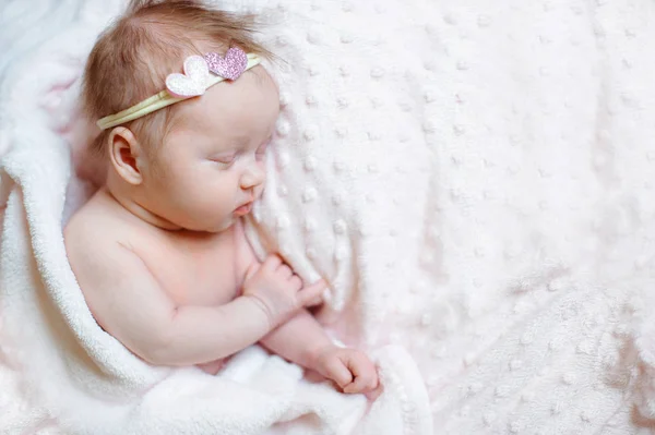 可爱的新生儿女孩睡在粉红色的毯子上，你的文本的地方 — 图库照片