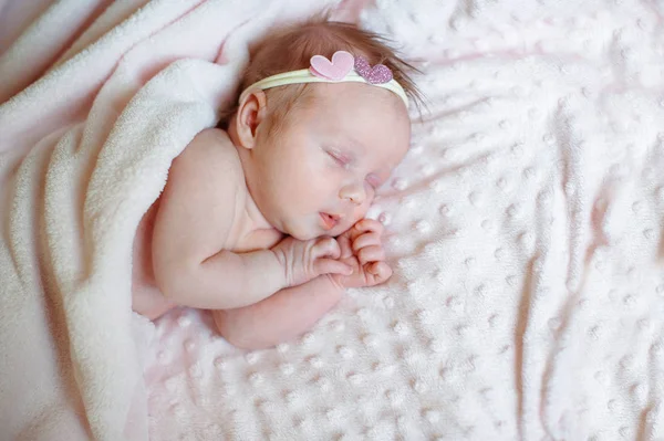 Piękny noworodka dziewczyna śpi na różowym kocu z miejscem na tekst — Zdjęcie stockowe