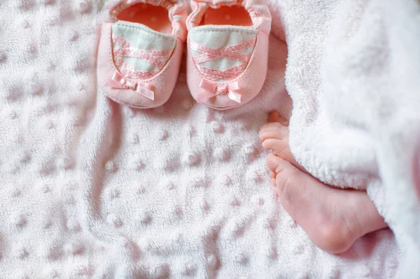 Los pies desnudos de un bebé recién nacido lindo en manta blanca cálida. Infancia. Pequeños pies desnudos de una niña. Niño recién nacido dormido —  Fotos de Stock