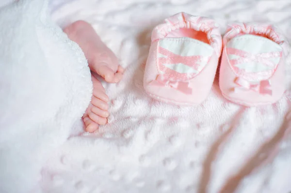 Los pies desnudos de un bebé recién nacido lindo en manta blanca cálida. Infancia. Pequeños pies desnudos de una niña. Niño recién nacido dormido —  Fotos de Stock