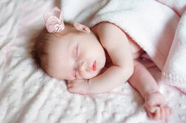 Hermosa niña recién nacida durmiendo en manta rosa con lugar para su texto —  Fotos de Stock