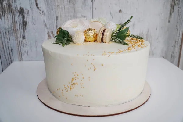 黄金の花の装飾と家族のベーカリーのためのおいしいと美しい結婚式のデザート — ストック写真