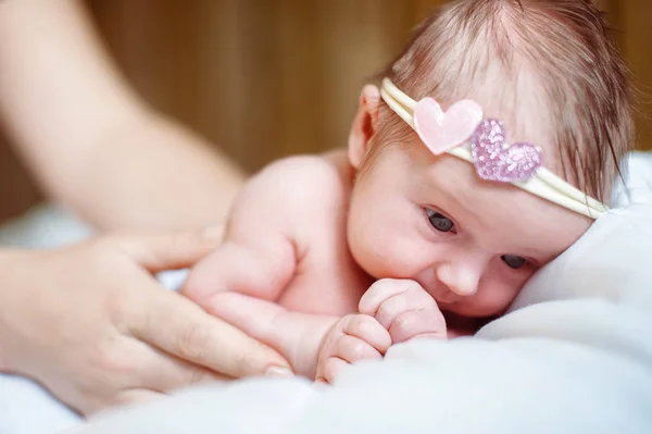 Mamá pone a dormir a una niña recién nacida —  Fotos de Stock
