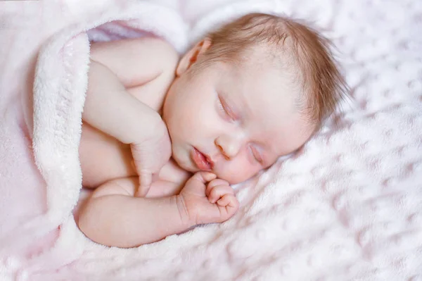 Hermosa niña recién nacida durmiendo en manta rosa con lugar para su texto —  Fotos de Stock