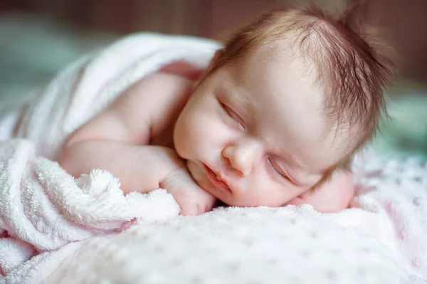 Hermosa niña recién nacida durmiendo en manta rosa con lugar para su texto —  Fotos de Stock