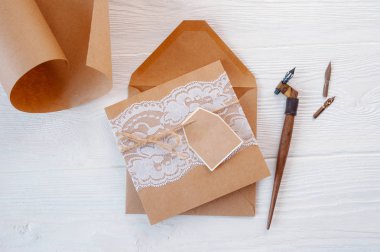 Top görünümü mockup tatil mektubu boş kağıt ve kalem, metin için yer ile ahşap masa üzerinde bir zarf