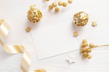 Metin için yer ile tebrik kartı için Noel arka plan. ahşap arka plan üzerinde x-mas altın oyuncaklar ve bej kurdele. Düz lay, üstten görünüm fotoğraf mockup
