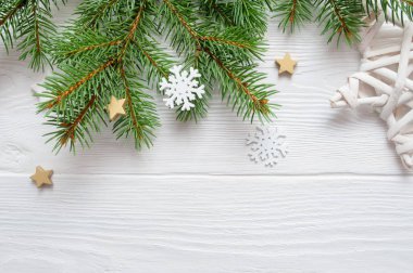 Beyaz ahşap arka plan üzerinde Noel köknar ağacı dalı. Çam dalı. Metin için yer. Yeşil ladin x-mas dekor dalı dekorasyon için elemanları