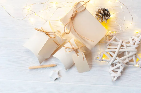 Mockup kerst Kraft geschenkdozen met tag op houten achtergrond. Top View voor wenskaart — Stockfoto