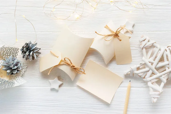 Mockup kerst Kraft geschenkdozen met tag op houten achtergrond. Top View voor wenskaart — Stockfoto