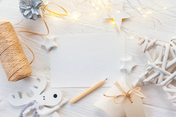 Inchino beige bianco di Natale Mockup, confezione regalo in oro e cono. Piatto giaceva su uno sfondo di legno bianco, con posto per il testo. Vista dall'alto — Foto Stock