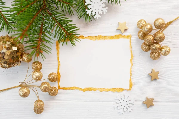 Weihnachten Hintergrund für Grußkarte Blatt Papier mit Platz für Text. Weihnachtsbaum, goldenes Spielzeug auf Holzgrund. flache Lage, Foto-Attrappe von oben — Stockfoto