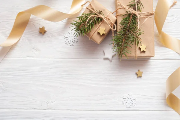 Maquette Noël kraft boîtes-cadeaux avec étiquette sur fond en bois. Vue du dessus pour carte de vœux — Photo