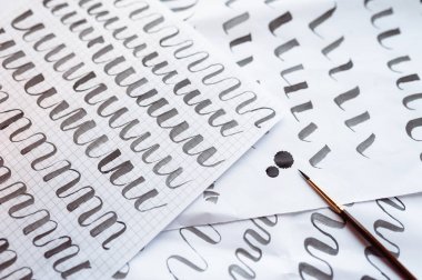 Mektuplar tren arka plan ve kaligrafi kalem kağıt. Öğrenme kaligrafi