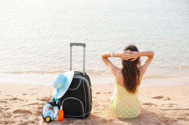 beach tatil kadın yaz güneşi de kopya alanı mutlu seyir kum oturuyor ve zevk. güzel genç model