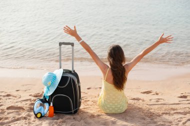 beach tatil kadın yaz güneşi de kopya alanı mutlu seyir kum oturuyor ve zevk. güzel genç model