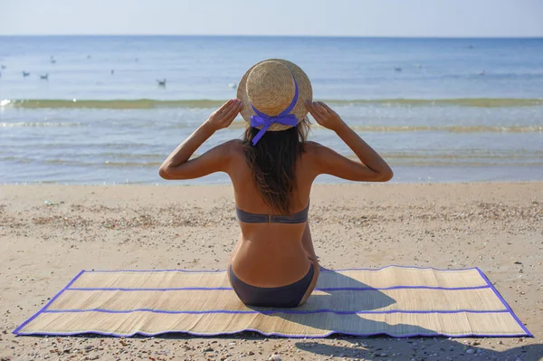 Plaża wakacje kobieta korzystających lato słońce siedzi w piasku patrząc szczęśliwe miejsce. piękny model młody — Zdjęcie stockowe