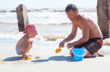 Baba ve kızı beach oynayan ve bina kum kale