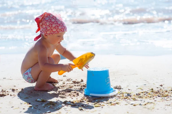 Mädchen spielen am Strand. Kinder bauen Sandburg am Strand. Sommer-Wasserspaß für die Familie. Mädchen mit Spielzeugeimern und Spaten am Meeresufer — Stockfoto
