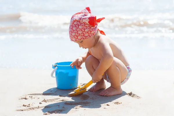 Mädchen spielen am Strand. Kinder bauen Sandburg am Strand. Sommer-Wasserspaß für die Familie. Mädchen mit Spielzeugeimern und Spaten am Meeresufer — Stockfoto