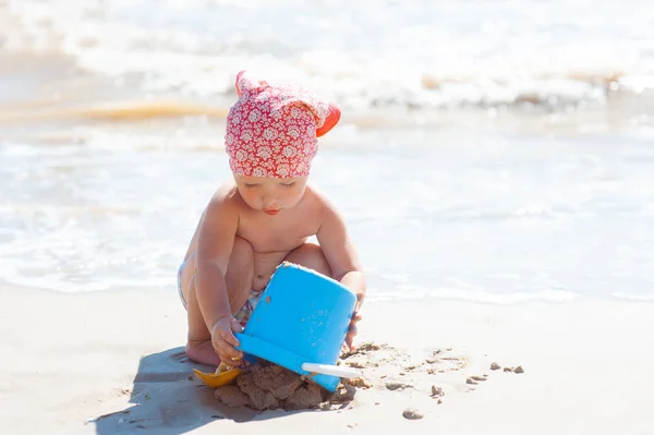 Mädchen spielen am Strand. Kinder bauen Sandburg am Strand. Sommer-Wasserspaß für die Familie. Mädchen mit Spielzeugeimern und Spaten am Meeresufer — Stockfoto