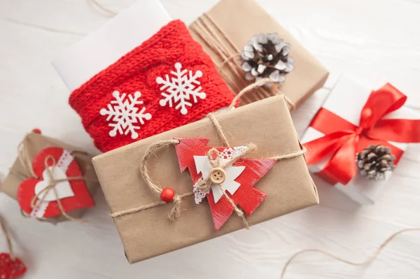 나무 배경에 크리스마스 나무 장난감과 모의 크리스마스 크래프트 선물 상자. 텍스트에 대한 장소가있는 인사말 카드에 대한 상단보기 — 스톡 사진