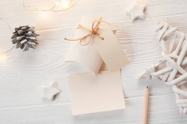 Confezioni regalo kraft di Natale mockup con tag su sfondo in legno. Vista dall'alto per biglietto di auguri di Natale — Foto Stock