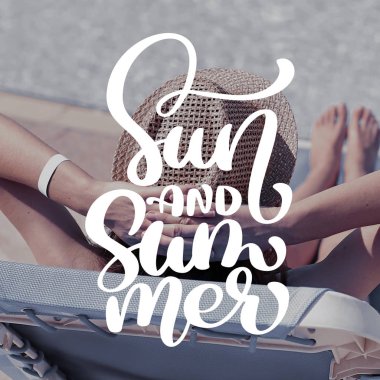 Havuzun yakınında bir şezlong üzerinde yatan kadın. Sosyal ağlar instagram hikayesi için şablon. El çizilmiş motivasyon alıntı metin Sun ve Summer fotoğraf. Doğa deniz arka plan