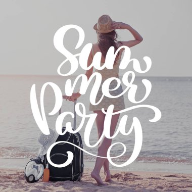 Kadın plajda bavulla kalıyor. Sosyal ağlar instagram hikayesi için şablon. El çizilmiş motivasyon alıntı metin yaz partisi fotoğraf. Doğa deniz arka plan