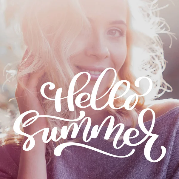 Mooie Glimlachende vrouw. Template voor sociale netwerken instagram verhaal. Hand getrokken motivatie citaat tekst Hello Summer op foto. Natuur zee achtergrond — Stockfoto