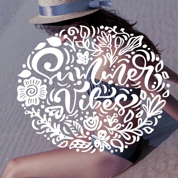 Kobieta siedzi na plaży. Szablon dla sieci społecznościowych Instagram Story. Ręcznie rysowane motywacja cytat tekst Summer VIBES na zdjęciu. Natura morze tło — Zdjęcie stockowe