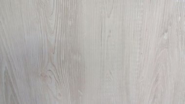 Arka plan olarak beyaz yumuşak ahşap yüzey. 4k video