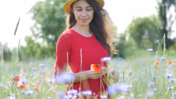Freie Glückliche Frau Roten Kleid Die Die Natur Genießt Schönheit — Stockvideo