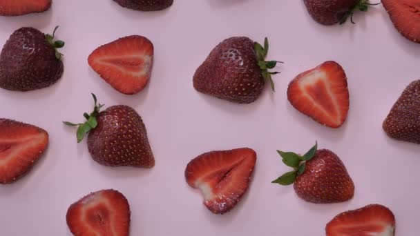 Strawberry bakgrund motion design video. vicka färg konsistens närbild — Stockvideo