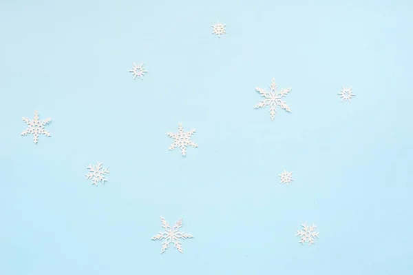 Noel veya kış kompozisyonu. Pastel mavi arka plan üzerinde kar taneleri. Noel, kış, yeni yıl konsepti. Düz döşeme, üst görünüm — Stok fotoğraf