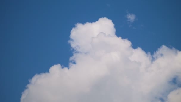 Λευκά σύννεφα το καλοκαίρι ηλιόλουστη μέρα. καθαρό μπλε ουρανοί λευκό ζεστό καιρό, σχηματίζοντας cloudscape στον ορίζοντα, χαλαρωτική όμορφη εποχή. Βίντεο 4k — Αρχείο Βίντεο