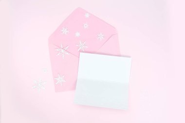 Tebrik kartı için metin için noel kar taneleri ve boş kağıt levha ile açılan pembe zarf